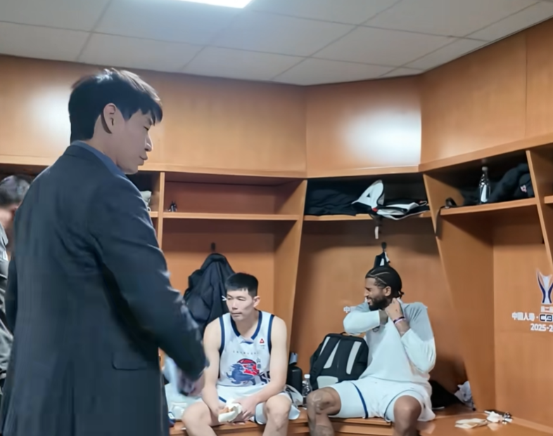 鲸鱼直播足球-淘汰浙江更衣室！邱彪体恤外援，总结变认哥现场，与全队打成一片