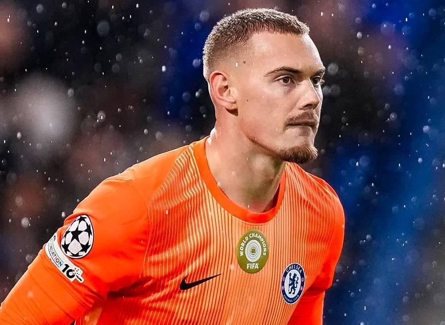 鲸鱼直播足球-约恩森无视詹姆斯呼唤准备直接离场，但被桑切斯拦住并喊去谢场